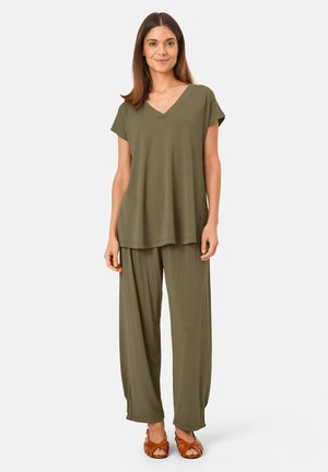 Haut vert olive à manches courtes et en V avec une coupe décontractée, accompagné d'un pantalon large assorti, le tout en tissu doux et fluide.