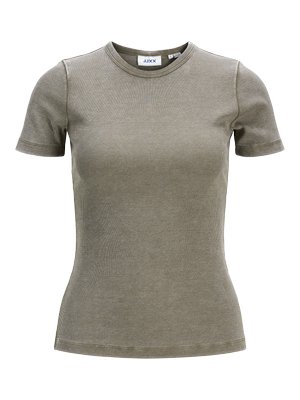 Õliväärise roheline ribadega lühikeste varrukatega T-särk ümmarguse kaelusega. Omab vormitud disaini ja pehmet tekstuuri. Brändi silt on nähtav krae sees.