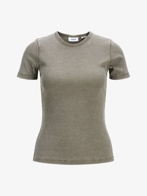 Tricou scurt cu mânecă, de culoare verde măslin, cu guler rotund. Prezintă un design ajustat și o textură moale. Eticheta brandului este vizibilă în interiorul gulerului.