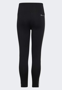 Leggings deportivos negros con una cintura alta, que presentan franjas laterales blancas y un logo en la parte trasera. Fabricados con una tela elástica y suave.