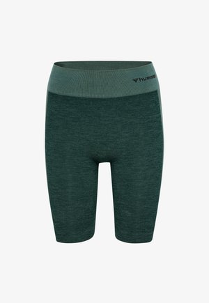 Zielone szydełkowane szorty o gładkiej fakturze i elastycznym pasku, z jaśniejszym zielonym akcentem na górze i brandingiem z boku.