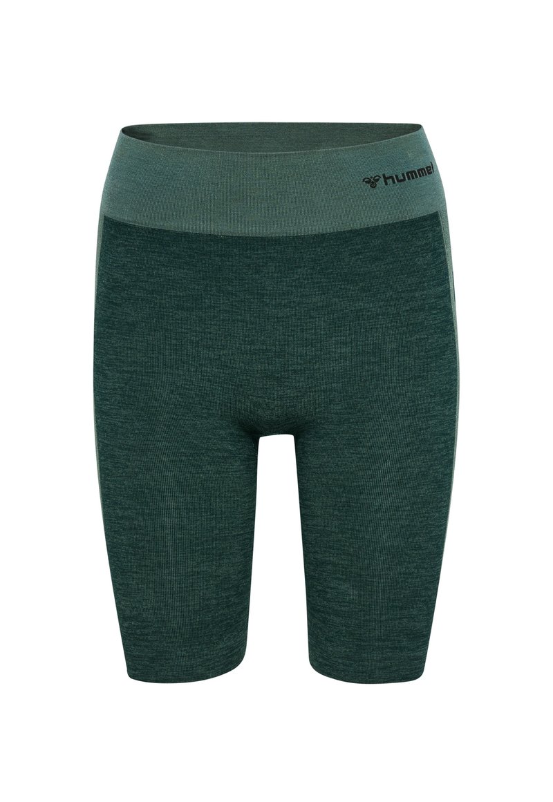 Groene gebreide shorts met een gladde textuur en een elastische tailleband, voorzien van een lichtergroene accent aan de bovenkant en merknaam aan de zijkant.