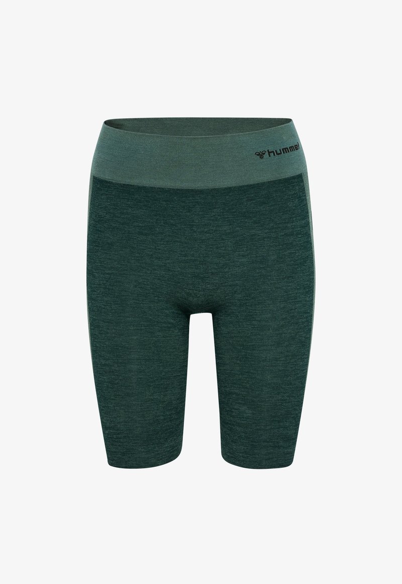 Groene gebreide shorts met een gladde textuur en een elastische tailleband, voorzien van een lichtergroene accent aan de bovenkant en merknaam aan de zijkant.