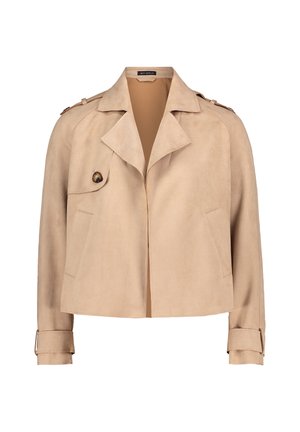 Veste en daim beige avec un design court, un large col, une poche poitrine avant et des accents de patte boutonnée sur les manches. Texture lisse et style minimaliste.