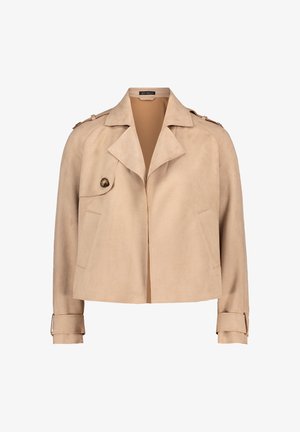 Beige ruskindsjakke med et cropped design, bred krave, brystlomme foran og knapdetaljer på ærmerne. Glat tekstur og minimalistisk stil.