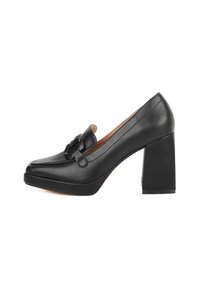 Scarpa nera di pelle con tacco alto, punta quadrata, tacco spesso e dettaglio decorativo a strappo sulla tomaia. Texture liscia e colore uniforme.