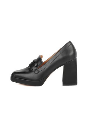 Scarpa nera di pelle con tacco alto, punta quadrata, tacco spesso e dettaglio decorativo a strappo sulla tomaia. Texture liscia e colore uniforme.