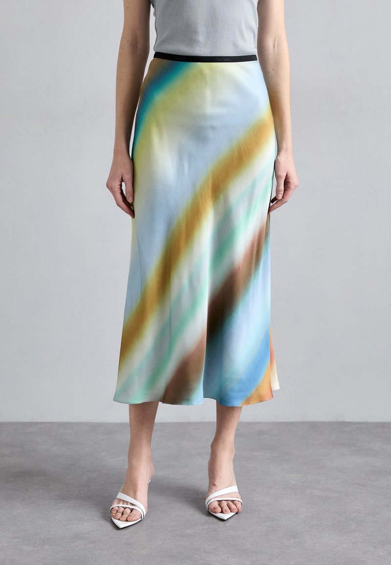 Jupe midi en soie à la conception fluide avec des rayures diagonales bleues, vertes et brunes. Fini avec une taille noire.