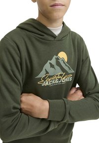 Groene hoodie met gebreide mouwen, met een bergafbeelding en logo in geel en grijs. Zachte textuur met een ontspannen pasvorm.