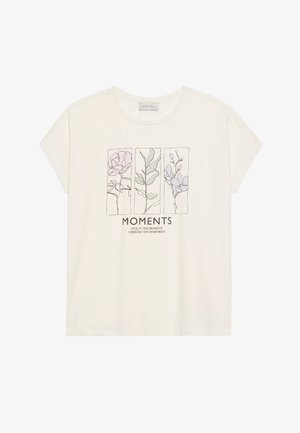 Krémové tričko s krátkým rukávem vyrobené z měkké tkaniny, s potiskem květinového vzoru v pastelových barvách a textem "MOMENTS" pod ním.