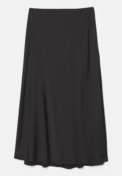 Jupe noire, longueur genou en tissu lisse ; présente un design fluide avec des drapés souples et sans fermetures visibles.