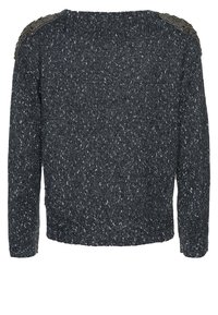 Suéter de punto en gris oscuro con textura moteada clara. Presenta acentos decorativos en los hombros y mangas largas. Estilo clásico de cuello redondo.
