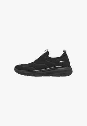Crne slip-on tenisice s mrežastim gornjištem, teksturiranim dizajnom, podstavljenim ovratnikom, fleksibilnom potplatom i suptilnim reflektirajućim detaljima sa strane.