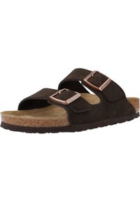 Sandales à glissière en daim marron avec deux brides, boucles en ton cuivre et semelle en liège, reposant sur une semelle en caoutchouc texturé.