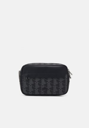 Borsa nera con un motivo geometrico in grigio scuro, materiale sintetico, forma rettangolare, tasca frontale con cerniera e dettagli in metallo argentato.