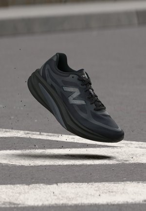 New Balance, SUPERCOMP REBEL V1 - Chaussures de running sur route - black/magnet