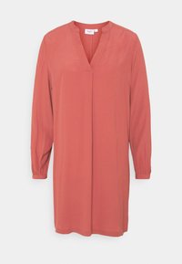 Rostfarbenes, langärmliges Kleid mit V-Ausschnitt, gesammelten Ärmeln und gerader Silhouette. Hergestellt aus glattem, leichtem Stoff.