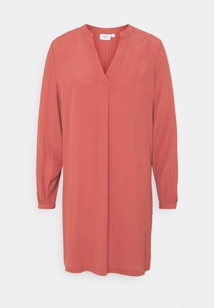 Rostfarbenes, langärmliges Kleid mit V-Ausschnitt, gesammelten Ärmeln und gerader Silhouette. Hergestellt aus glattem, leichtem Stoff.