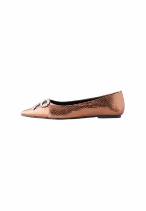 Metāliski rozā zelta baleta kurpes ar čūsku ādas faktūru, ar smailu purngalu un dekoratīvu rhinestone sprādzi augšdaļā.