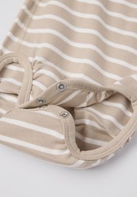 Beige gestreepte bodysuit met witte strepen, zacht katoenmateriaal, drukknoopsluiting onderaan en een ronde halslijn met fijne elastische randen.