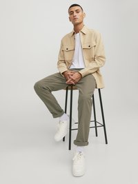 Jack & Jones JPSTMARCO JJFURY ANA - Chino hlače - aloe