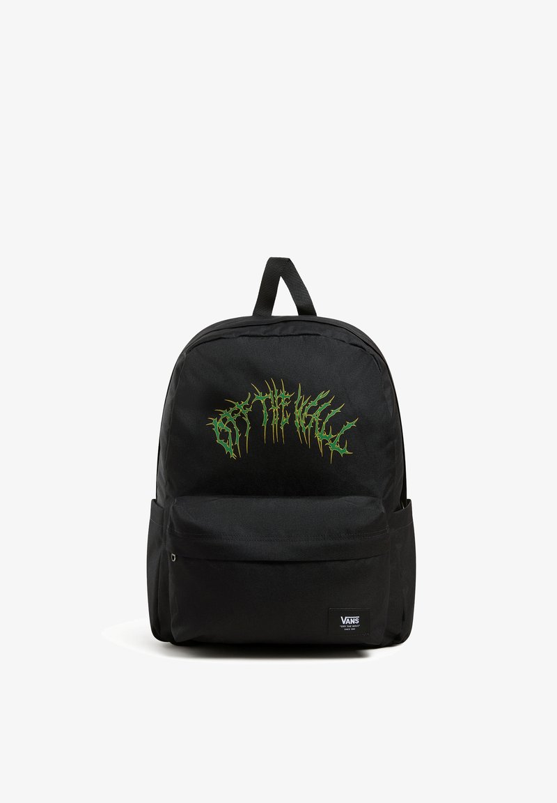 Svart ryggsäck med en grön grafikdesign på framsidan. Materialet verkar hållbart, med en slät yta och en framficka med dragkedja.