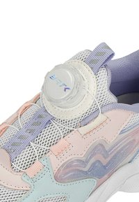 Baskets avec tige en mesh, accents pastel rose, bleu et violet, dotées d'un système de laçage à cadran rond étiqueté "BRK" pour le serrage.