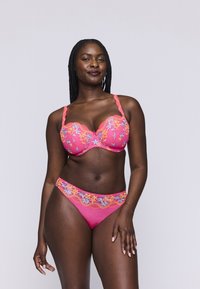 Jasnoróżowy zestaw bielizny składający się z usztywnianego biustonosza z kwiatowym haftem oraz dopasowanych majtek ozdobionych koronkowymi detalami i kolorowymi akcentami.