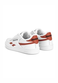 Tenisi din piele alba cu accente rosii, design cu sireturi, guler amortizat, talpa texturata din cauciuc si branding Reebok pe calcai si lateral.