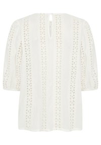 Blusa blanca con un tejido texturizado que presenta patrones de encaje cortados verticalmente y mangas abullonadas; abertura en la parte posterior con un cierre de botón.