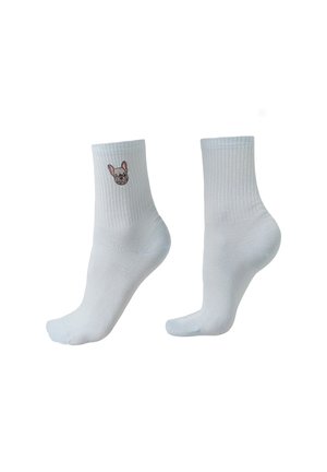 Calcetines blancos hasta el tobillo con puños acanalados y una pequeña cara bordada de bulldog francés en el lado exterior de un calcetín.