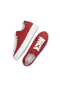 Rood suède sneakers met witte veters, voorzien van een ronde neus en een rubberen zool. De achterkant heeft een subtiel metallic accent.