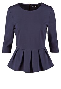 Granatowa bluzka typu peplum z rękawami do łokcia, okrągłym dekoltem, dopasowaną taliją i plisowanym rozporkiem na dole.