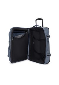 Rullande ryggsäck i mörkblått tyg, med ett inre som har flera fack, en nätficka och ett utdragbart handtag.