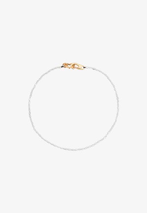 Silberne Kettenarmband mit ovalen Gliedern und einem goldenen Karabinerverschluss. Die Kette hat eine glatte Textur und ein zartes, minimalistisches Design.