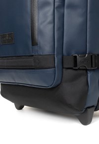 Marineblauwe rugzak met een gestructureerde zwarte basis, voorzien van een gladde afwerking, bovenste ritssluiting, zijvak en Eastpak-logo.