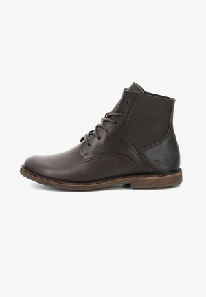 Stivaletto in pelle marrone con design a lacci, pannello laterale texture e suola in gomma a contrasto. Silhouette semplice e moderna con branding minimal.