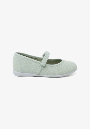 Chaussures Mary Jane en tissu vert clair avec une finition texturée, bout rond et une sangle réglable sur l'arche, montées sur une semelle blanche.