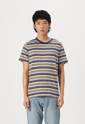 Pruhované tričko s krátkym rukávom v námorníckej modrej, hnedej a krémovej farbe; má okrúhly výstrih a malé červené logo Levi's na hrudi.
