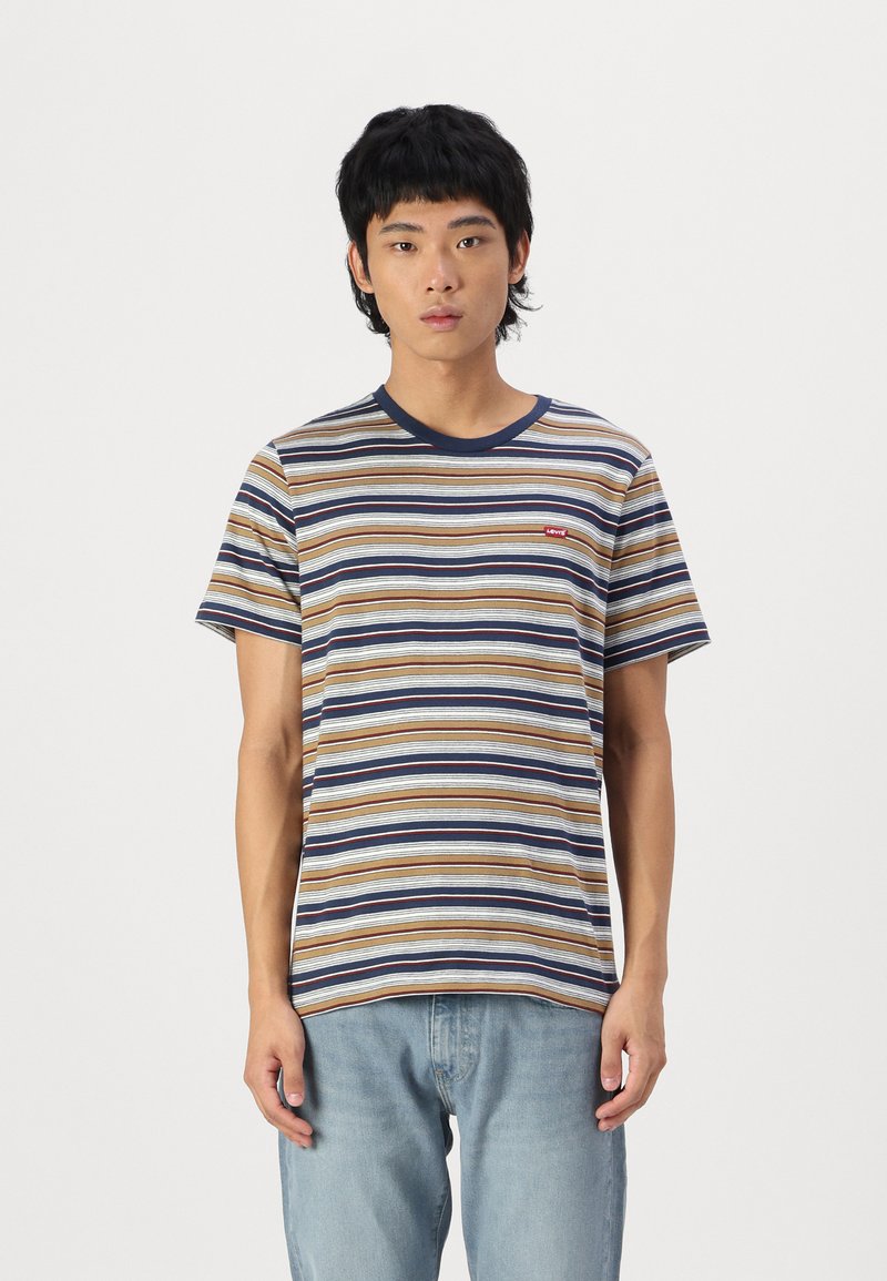 T-shirt à manches courtes rayé en marine, marron et crème ; présente un col rond et un petit logo rouge Levi's sur la poitrine.