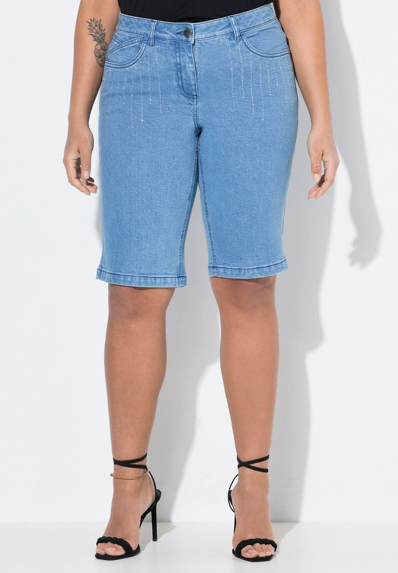 Bermudas de mezclilla azul claro con corte recto, diseño de cinco bolsillos, adornadas con detalles de strass en la parte delantera.