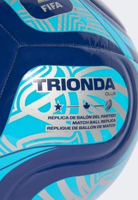 FIFA Trionda Club nogometna lopta, plava s srebrnim akcentima. Sadrži složene uzorke i tekstualne oznake na španjolskom, engleskom i francuskom jeziku.