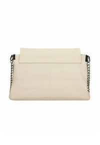 Beige leren clutch met een omgevouwen klep, kettingband en een gestructureerd oppervlak met subtiele stiksels.