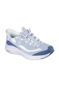 Zapatilla deportiva azul claro con detalles en blanco y azul marino, parte superior texturizada y una suela gruesa acolchada etiquetada como "CONTOUR FOAM".