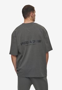 Pegador - COLNE OVERSIZED TEE - T-shirt print - washed anthracite/black Miniatuurafbeelding 1