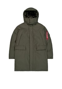 Mørkegrøn isoleret parka med høj krave og hætte, frontlynlås, klaplommer og et rødt "Remove Before Flight"-mærke på venstre ærmelomme.