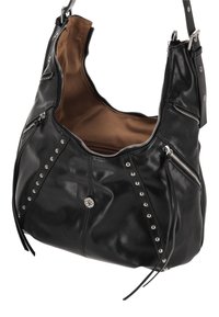 Geantă de mână din piele neagră, cu formă lejeră, decorată cu ținte argintii și mai multe buzunare cu fermoar. Interiorul este captușit cu material textil maro.