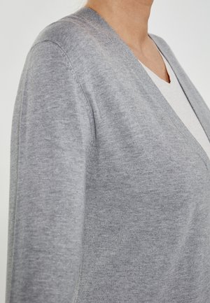 Šedý cardigan s jemným, lehkým pletením a designem ve tvaru V. Látka má hladkou strukturu a jemný povrch.