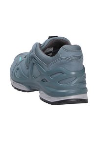 Scarpa atletica grigia con tomaia in rete dalla finitura testurizzata, colletto imbottito e suola in gomma flessibile con modelli di trazione.