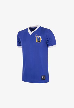 Camiseta deportiva azul de manga corta, con cuello blanco y diseño en forma de V, que presenta un gráfico ilustrado en el pecho y una parche de logo negro.